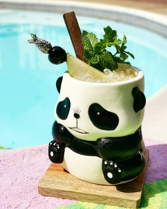 𝐏𝐚𝐧𝐝𝐚 𝐛𝐲 𝐭𝐡𝐞 𝐏𝐨𝐨𝐥⁣